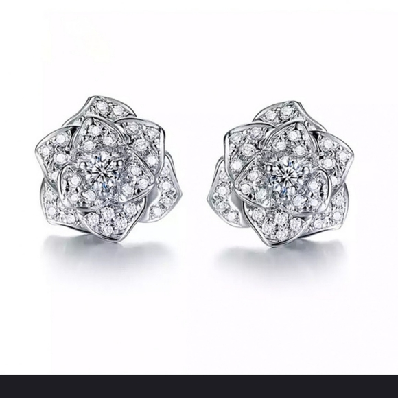 Jewelry - GORGEOUS!! Flower CZ earrings in SILVER